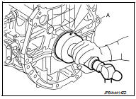  Press in rear oil seal (1) to the position as shown in the figure.