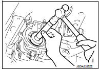 2. Install side oil seal (left side) until it becomes flush with the carrier