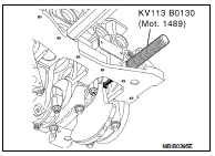 5. The Tool KV113B110 (Mot. 1430) (A) must engage in the camshaft