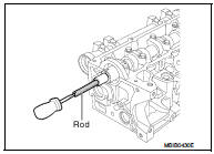 5. For the new seal, put the protector with the seal on the camshaft,