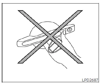 Correct and incorrect methods of holding the key fob near the Nissan Leaf door handle request switch